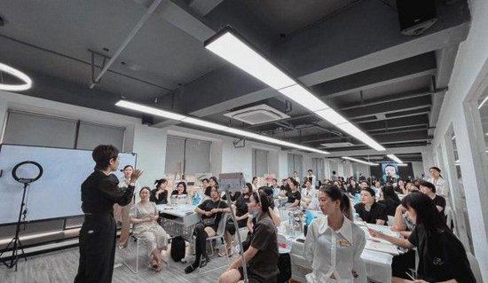 紋繡美學(xué)新風(fēng)尚 從設(shè)計(jì)藝術(shù)到因私出入境中介服務(wù)的跨界融合